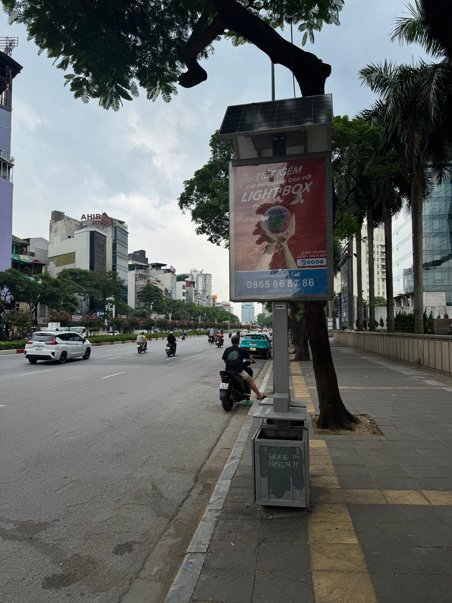 Thiết bị GODA phía trước dãy nhà, nhìn từ vỉa hè