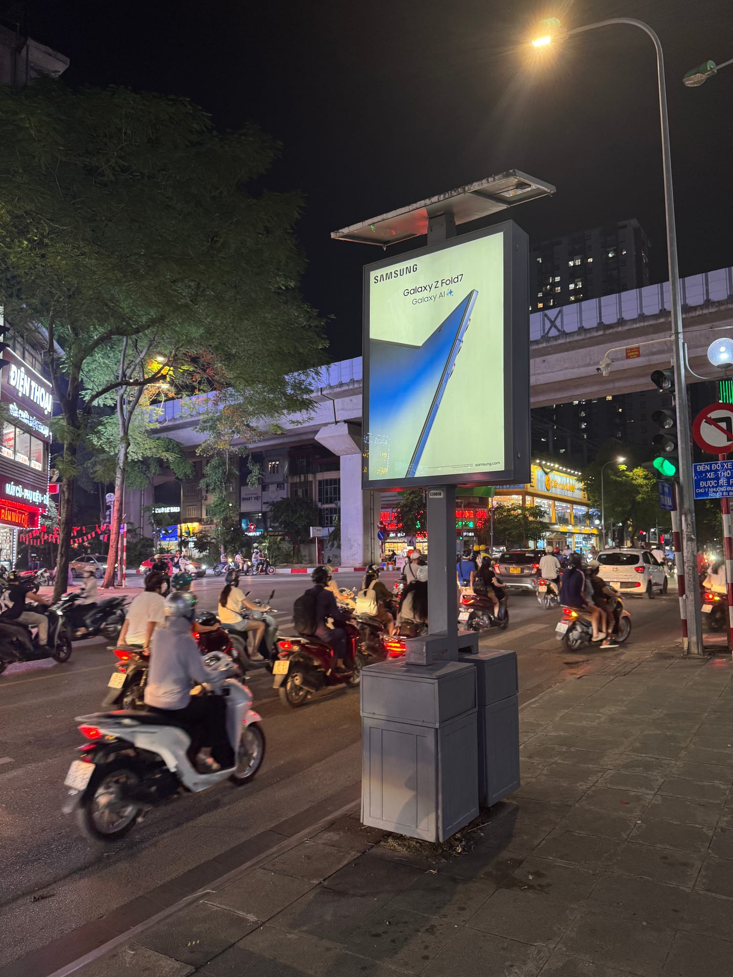Samsung — Poster sản phẩm ban đêm