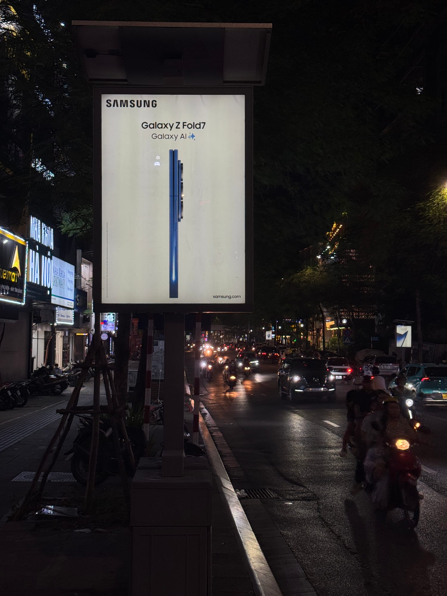 Poster nhìn từ vỉa hè bên kia đường