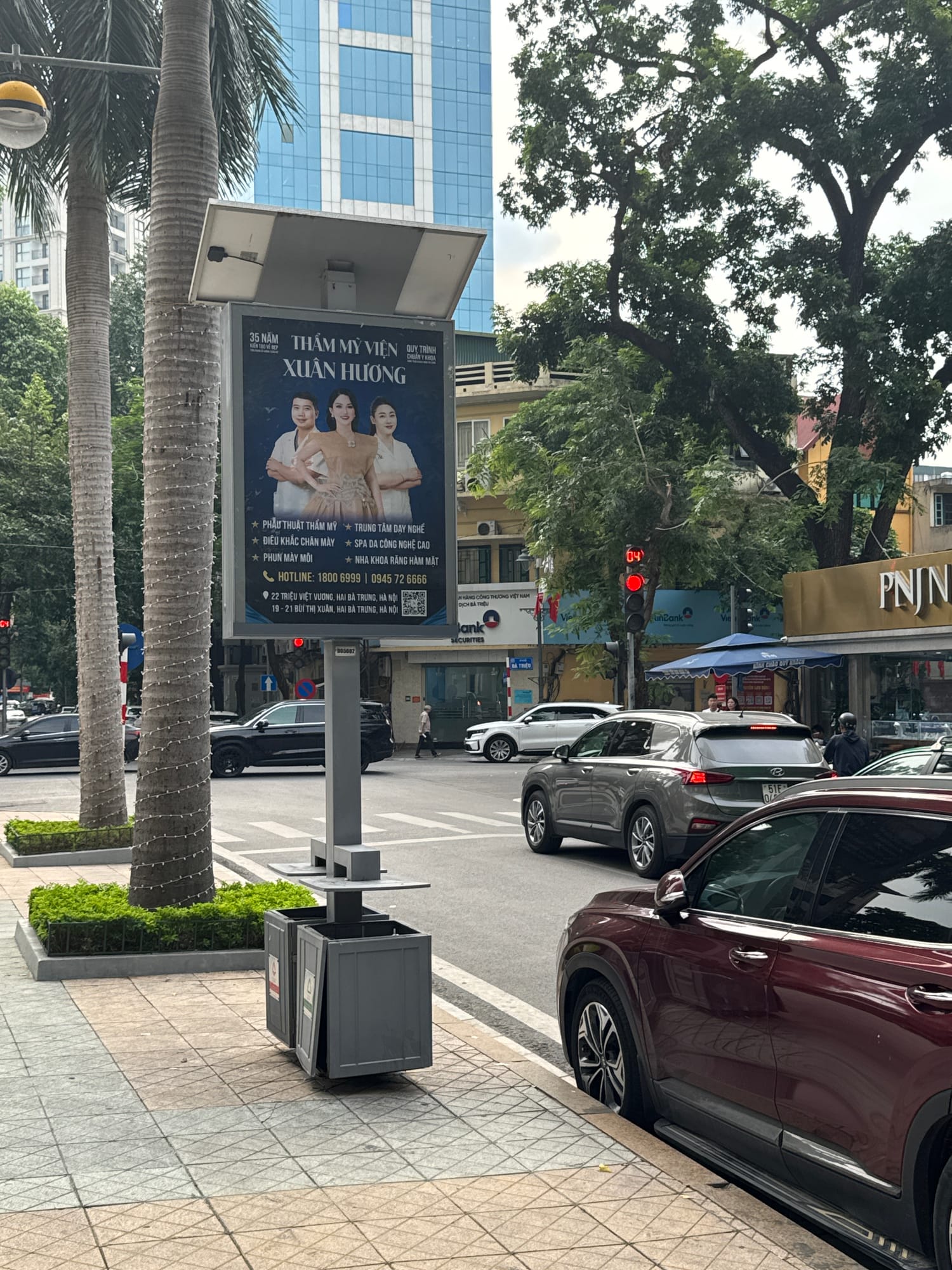 Thẩm Mỹ Viện Xuân Hương — Poster dịch vụ tầm mắt thấp