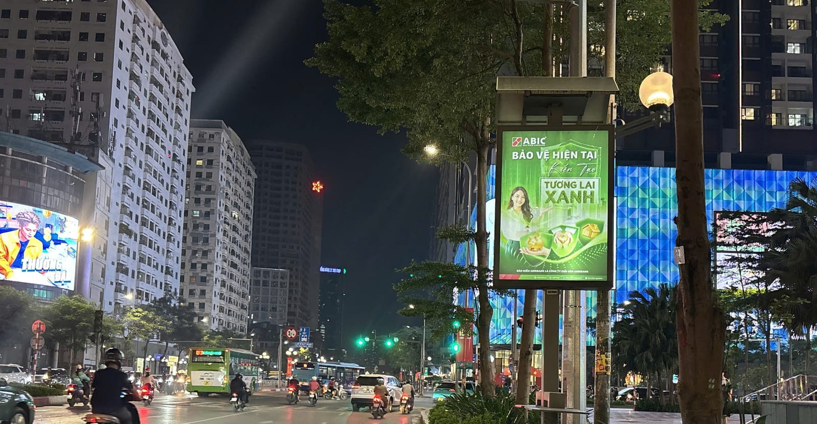 Lightbox GODA trên tuyến phố Lê Văn Lương về đêm