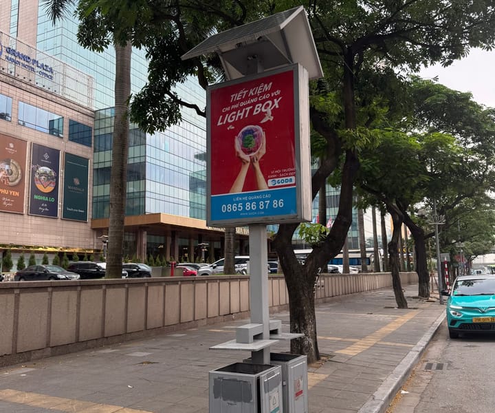 Thiết bị Lightbox GODA có mái pin năng lượng mặt trời và hai khoang rác trên vỉa hè Hà Nội