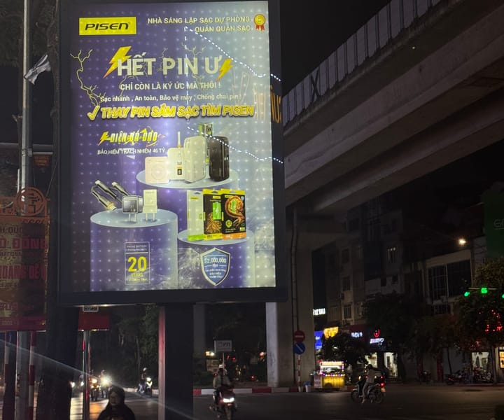 Poster Pisen sáng đèn LED hậu chiếu vào ban đêm trên Lightbox GODA