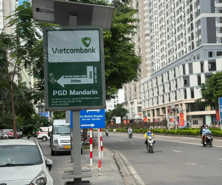 Biển chỉ dẫn Vietcombank trên thiết bị GODA phố Lê Văn Lương